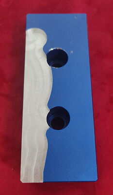 Укрепление оси из отвержденной стали с силой блокировки 18KN и точностью повторения 0,005 мм для станковой обработки