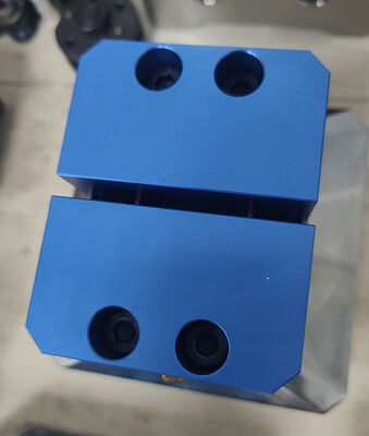 Укрепление оси из отвержденной стали с силой блокировки 18KN и точностью повторения 0,005 мм для станковой обработки