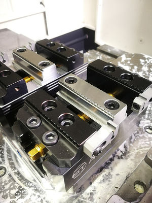 приспособления оси 3Кг зажимая нержавеющую сталь тисков ряда 4 оси 50мм